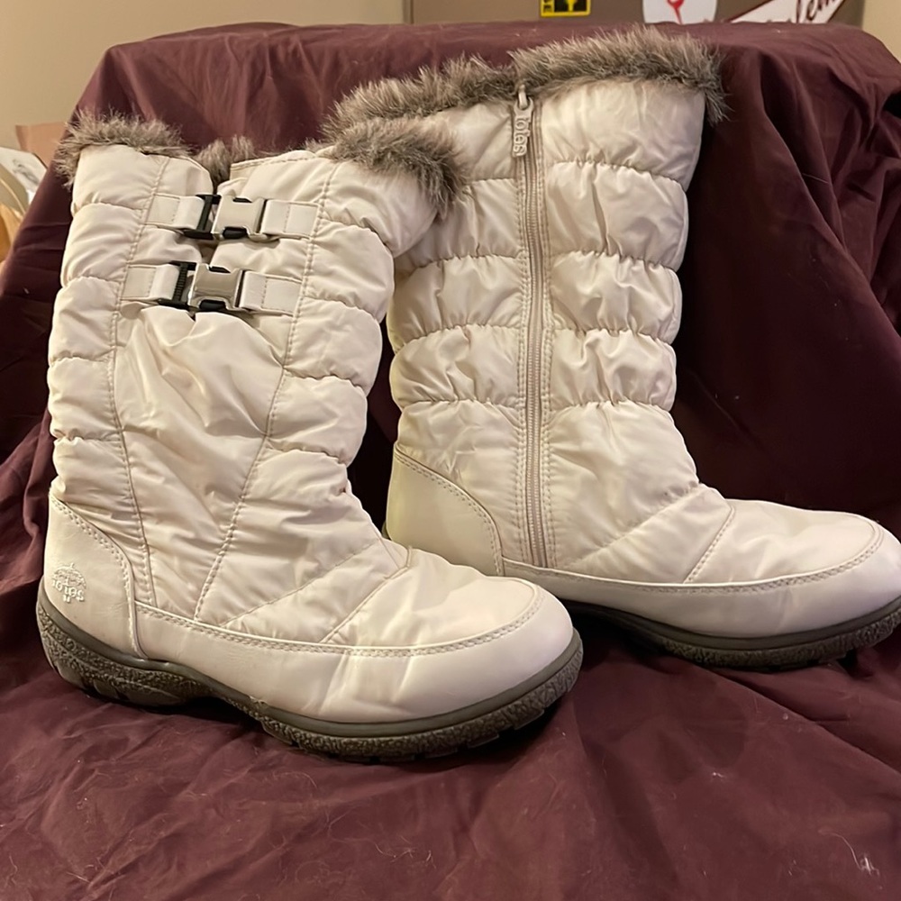 New Totes 9.5 fur lined white boot